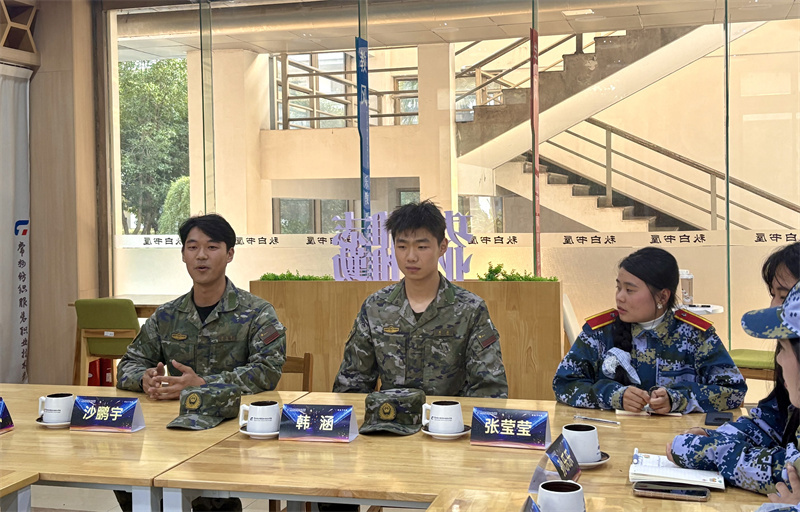 學(xué)生代表分享軍訓(xùn)感悟
